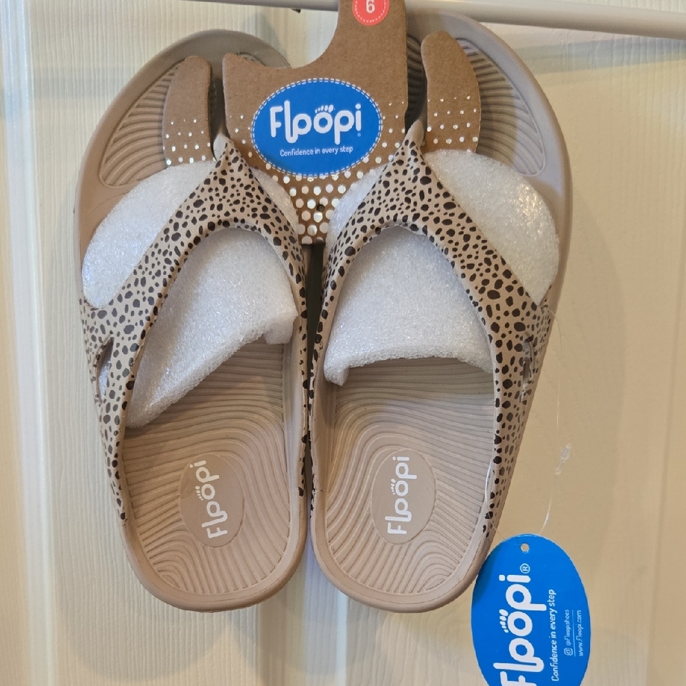 Flöopi Women's Leopard Print Sandals - Tan